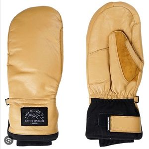 NWT Brand new Saga leather mittens in size S for skiing / snowboarding